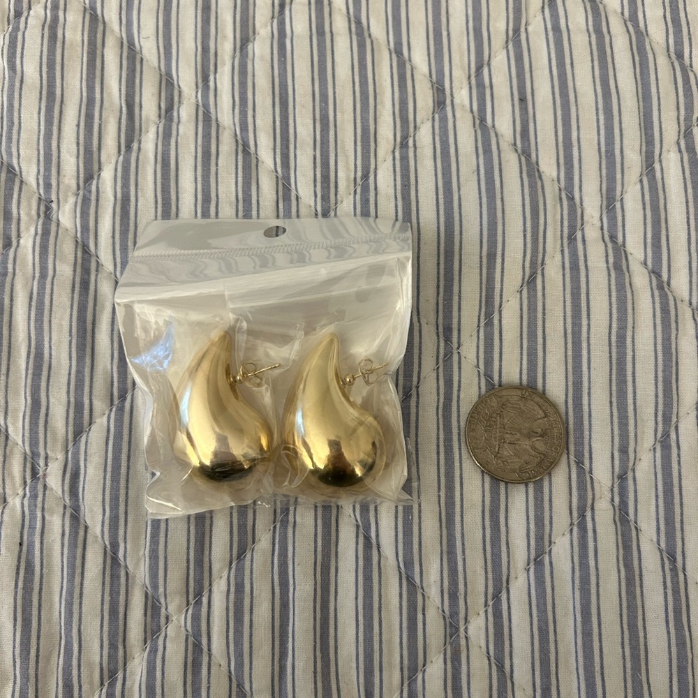 Gold teardrop earrings